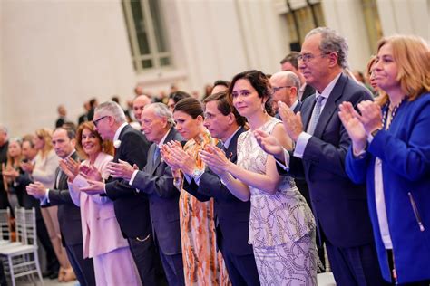 Cibeles se convierte en el "cruce de caminos" de políticos y premiados