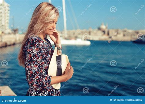 Junge Blonde Italienische Romantikerin Im Mittelmeer Stockbild Bild Von Malta Dame