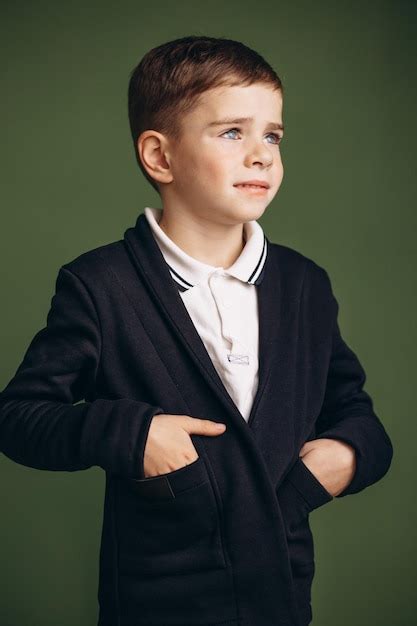 Menino De Escola Bonito Vestindo Uniforme Escolar Foto Premium