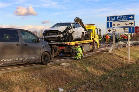 Kreuzungskollision zwischen drei PKW auf Wiener Straße bei Asten