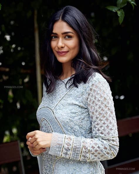 Mrunal Thakur Wallpapers Top Free Mrunal Thakur Backgrounds