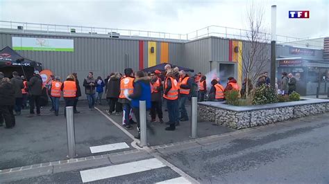 Château Thierry les salariés de Carrefour sont en grève TF1 INFO