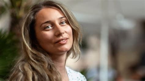 Portrait D une Femme Blonde Caucasienne Regardant Dans La Caméra à Barcelone Espagne Photo
