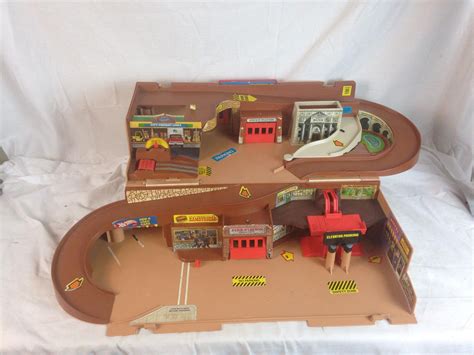Vintage Hot Wheels City Sto Go Playset Play Set