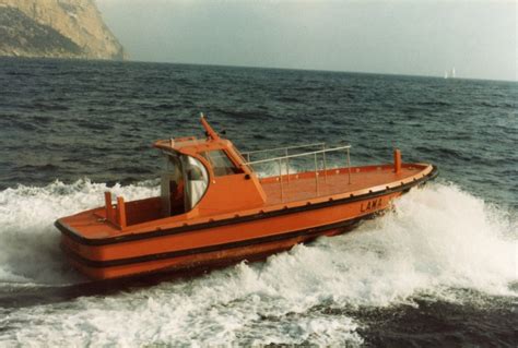 CONSTRUCTION DE BATEAUX DE SERVITUDES EN POLYESTER A CASSIS