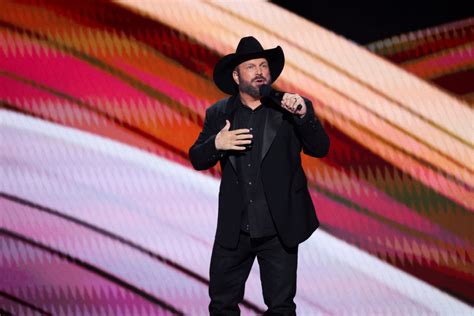 Garth Begins 2023 Vegas Residency | 94.7 Country