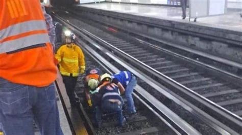 Hombre Empuja A Mujer A V As Del Metro Y Luego Se Avienta L