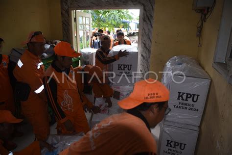 Distribusi Logistik Pemilu Di Jakarta Antara Foto