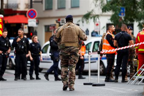 Paris Une Voiture Percute La Terrasse Dun Caf Faisant Un Mort Et