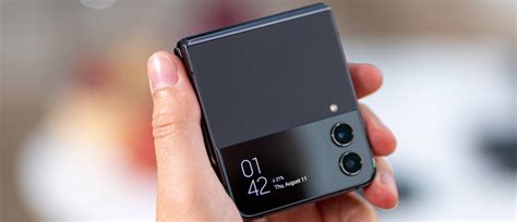 Samsung Galaxy Z Flip 4 Review | GadgetAny