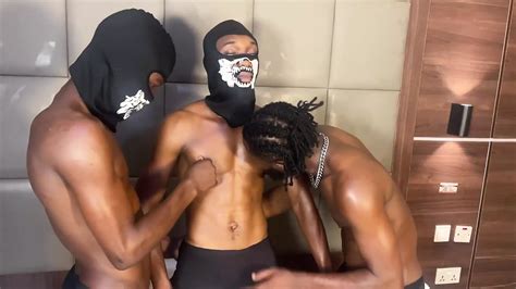 Zwei typen mit großen schwänzen ficken einen schwarzen twink hardcore
