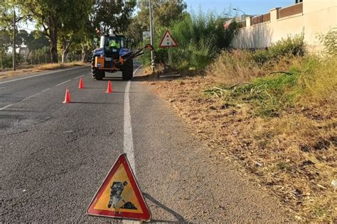 El Ayuntamiento De Cartagena Limpia Cunetas En Las Carreteras Que