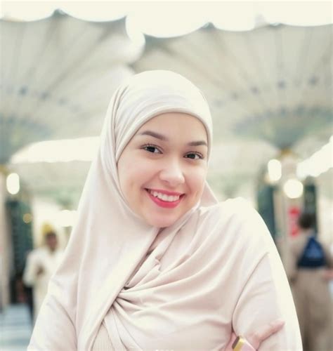 5 Potret Cantik Rebecca Klopper Pakai Kerudung Syari Di Tanah Suci