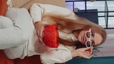 Mujer Sentada En El Sof Comiendo Palomitas De Ma Z Y Viendo