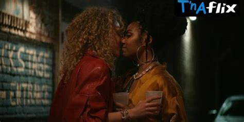 Kat Cunning Lesbian Scene In Trinkets Norma Joel Tnaflix