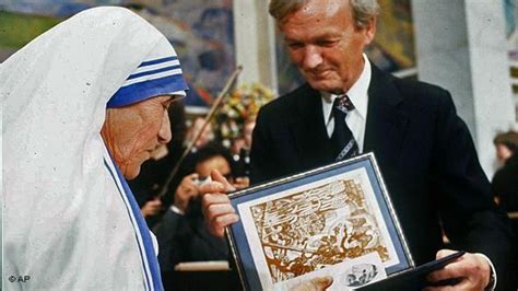 1979 - Mother Teresa awarded the Nobel Peace Prize | Mother teresa ...