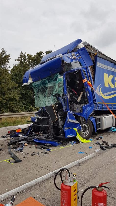 Unfall Mit Lkw Auf Der A Bei Burg