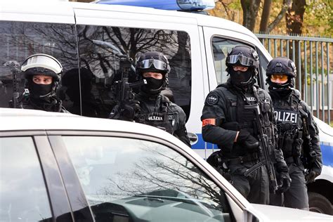 Angestellte An Gleich Zwei Hamburger Schulen Mit Waffen Bedroht