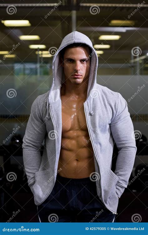 Retrato De Um Homem Muscular No Revestimento Da Capa No Gym Imagem De