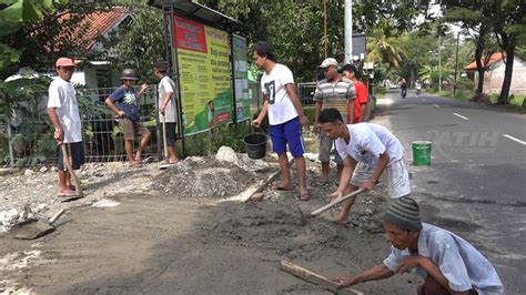 Warga Dukuh Glimpang Bahu Membahu Bangun Jalan Penghubung Website