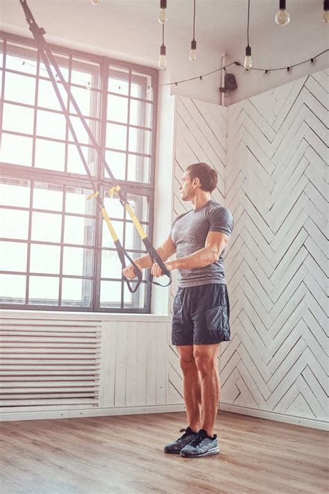 Ejercicio Que Hace Masculino De La Aptitud Muscular Con TRX