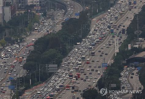 연휴 전날 오후 고속도로 정체 여전서울→부산 5시간50분 나무뉴스