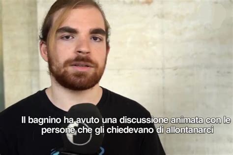 La coppia gay ripresa per gli abbracci in piscina Il bagnino è stato costretto dalle persone