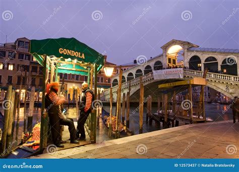 Gondola Stop by Rialto Bridge Editorial Photography - Image of bridge ...