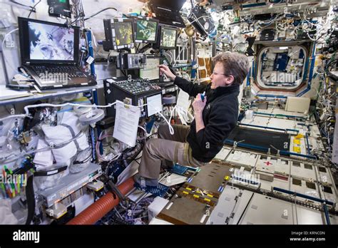 ISS-50 EVA-3 (c) Peggy Whitson controls the robotic arm in the Destiny lab Stock Photo - Alamy