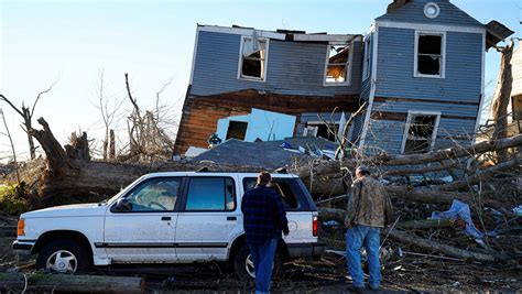 Antes y después El efecto devastador de una treintena de tornados en