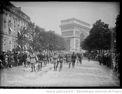 Revue du 14 7 28 défilé des cyclistes militaires photographie de