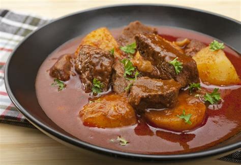 Goulash Di Manzo Con La Patata Ed Il Pepe Stufati Fotografia Stock