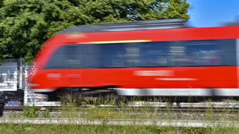 Nahe Schöppenstedt Regionalbahn kracht in Auto der DB zwei Arbeiter