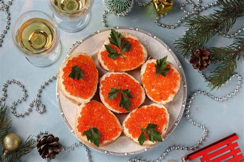 Fingerfood Party Snacks mit Brot rotem Kaviar und Frischkäse