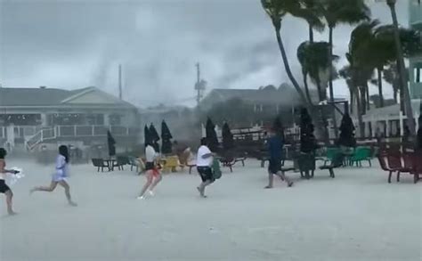 Fuerte tromba marina sorprende a bañistas en una playa del Sur de la