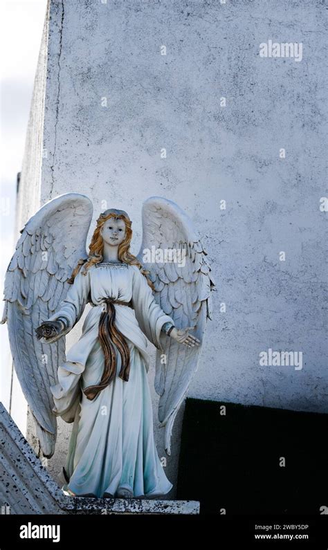 angel statue open arms Stock Photo - Alamy