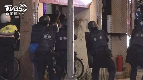 艋舺槍響！警匪街頭槍戰 槍手挾持威嚇│tvbs新聞網