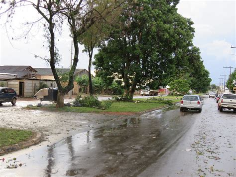 CHUVA DE GRANIZO DERRUBA ÁRVORES E DESTELHA CASAS EM SERRA DO SALITRE MG