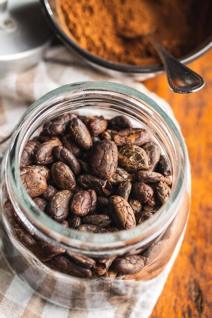 Granos De Cacao Tostados En Tarro Foto Premium