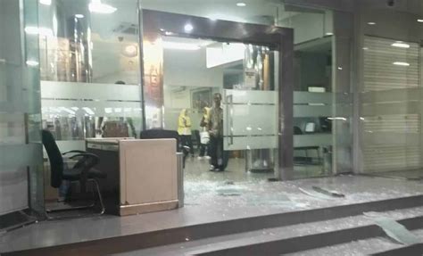 Kaca Pintu Kantor Bank BCA Pandaan Mendadak Pecah Ada Apa