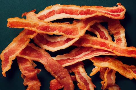 Tiras finas de bacon frito de dar água na boca para um lanche delicioso