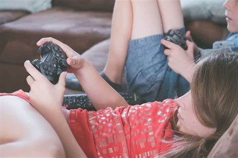 Cómo ayudar a un hijo adicto a los videojuegos Crack The Code