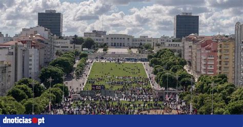 Milhares De Pessoas Rumam Do Martim Moniz à Alameda Em Lisboa