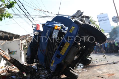 Kecelakaan Truk Tangki Pengangkut Bbm Antara Foto