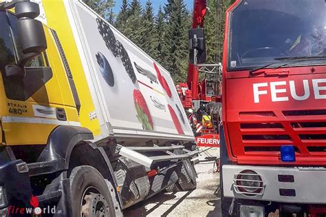 Oö Technischer Kraftakt bei Lkw Bergung auf Forststraße nahe der