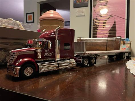 2010 International Lonestar Plastic Model Truck Kit 125 Scale