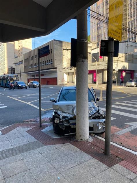 A Gazeta Carro Bate Em Poste Na Avenida Princesa Isabel No Centro De