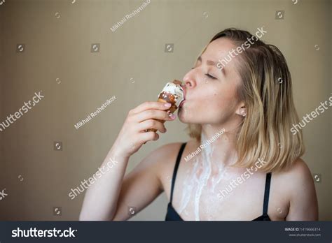 Sexy Blonde Licks Waffle Cone Ice Foto De Stock Shutterstock