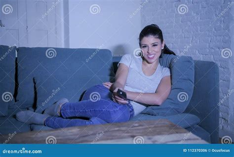 Mujer Latina Hermosa Y Feliz Joven En Su 30s Que Sostiene El Telecontrol De La TV Que Disfruta