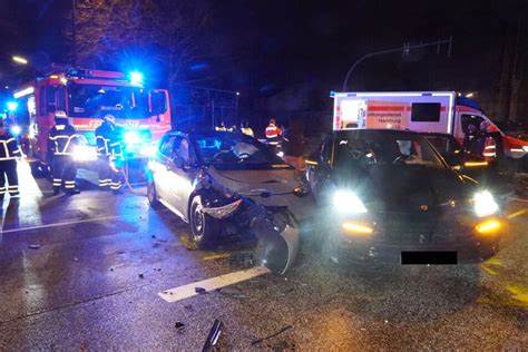 Unfall In Hamburg Autofahrer Fl Chtet Vor Polizei Zwei Menschen